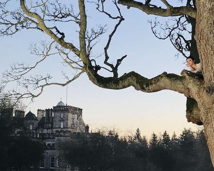 Chinese TV advert filmed at Winton Castle - Superstar Jing Tian up a tree